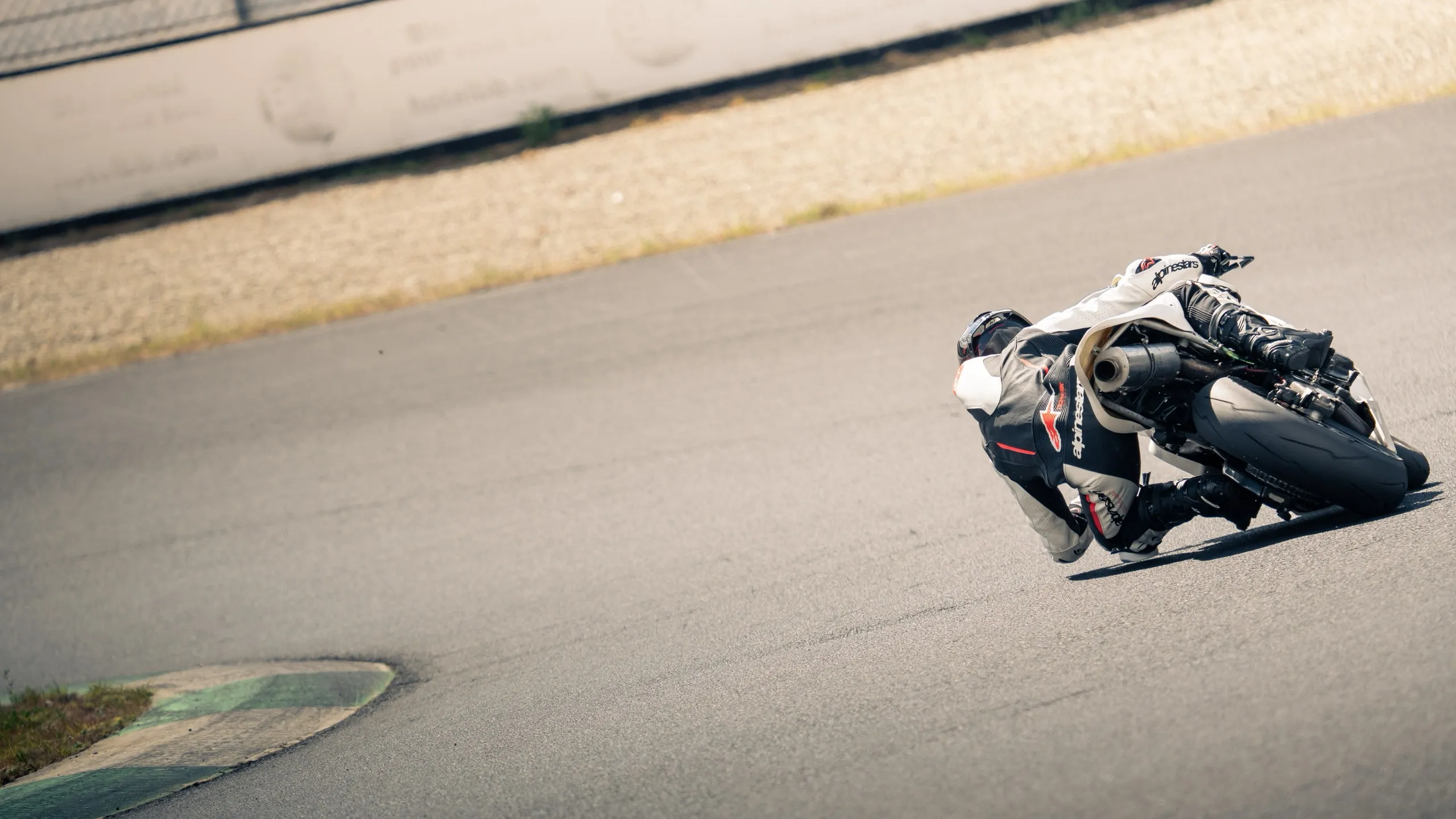 Quentin Réa de dos en pleine courbe sur circuit