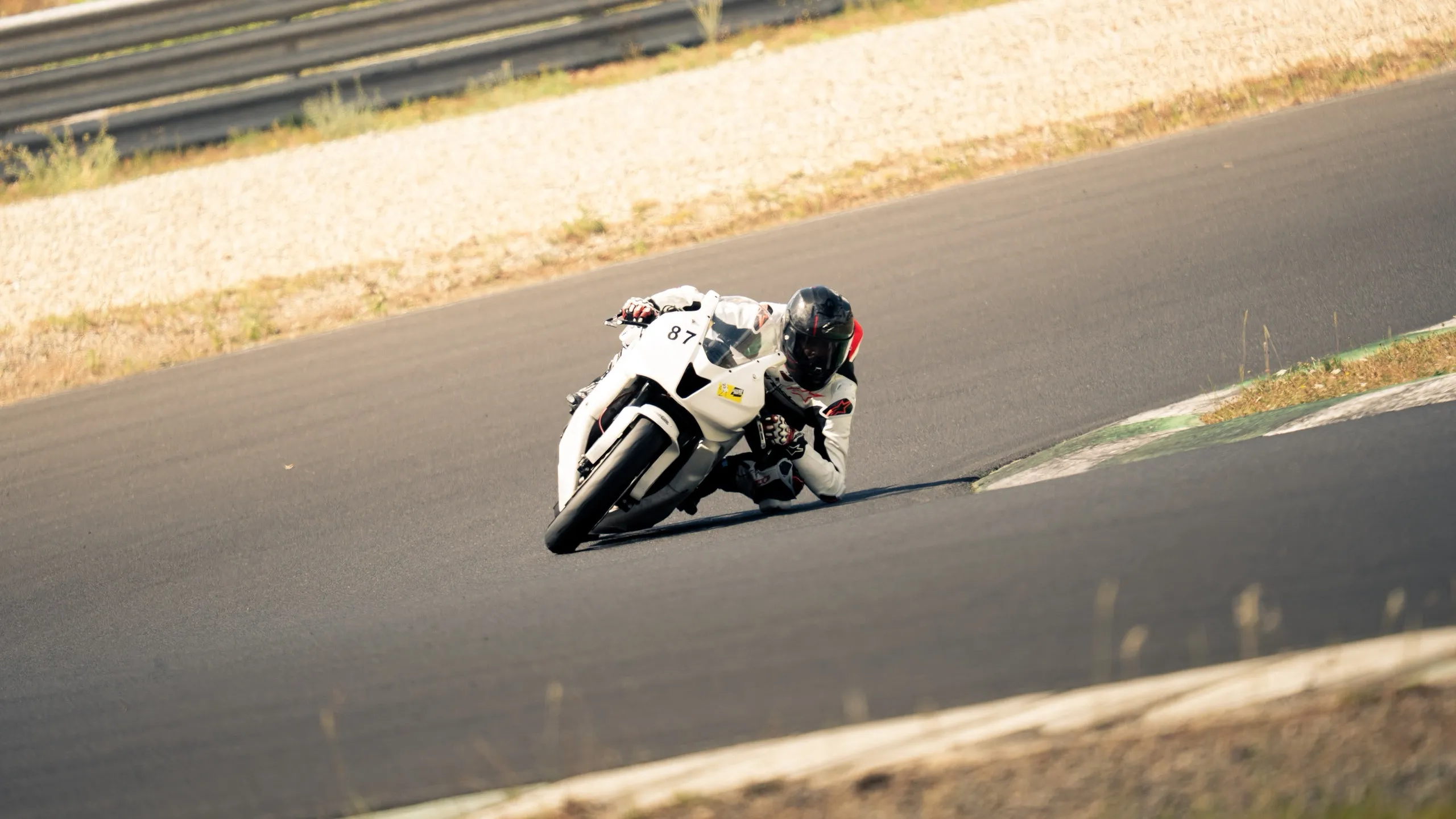 Quentin Réa en approche de virage sur la piste d'Alès