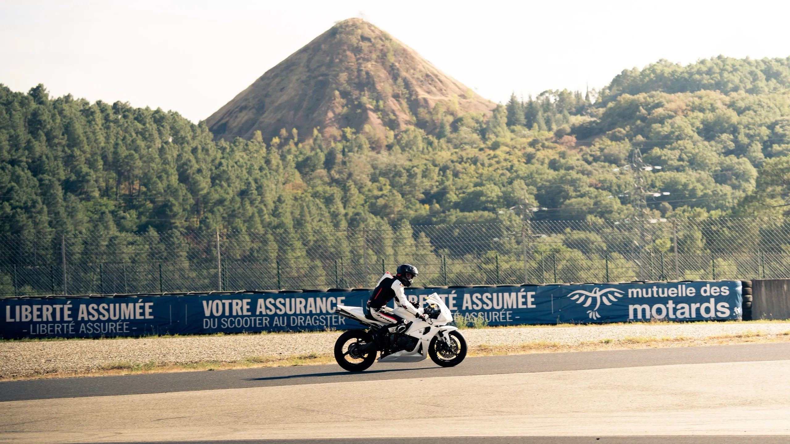 La Honda CBR 600 RR n°87 en ligne droite devant le terril d'Alès