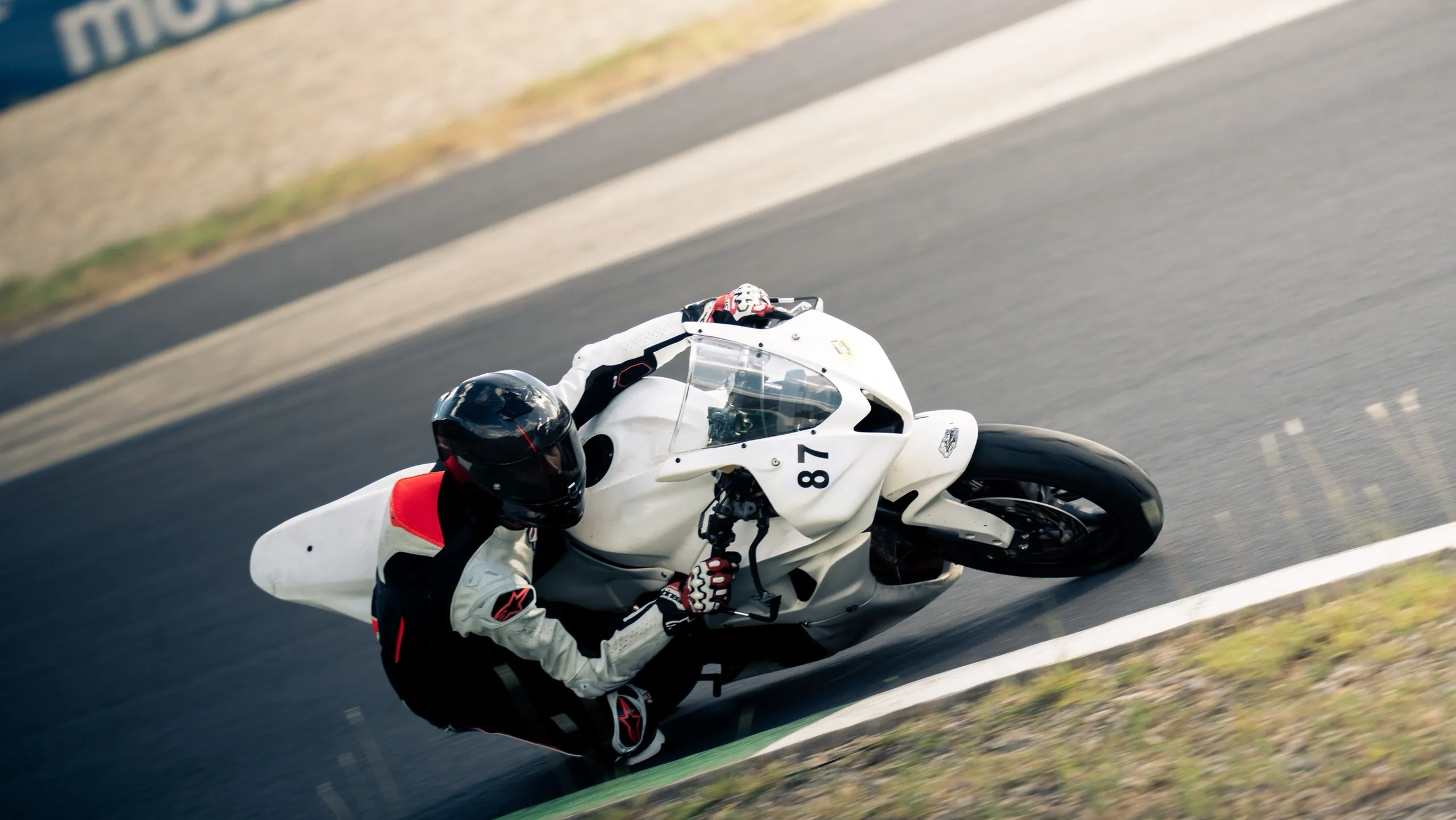 Quentin Réa en forte prise d'angle sur sa Honda CBR 600 RR n°87, vue plongeante, circuit d'Alès