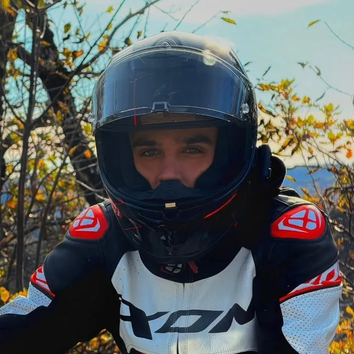 Portrait de Quentin Réa, casque sur la tête, visière levée
